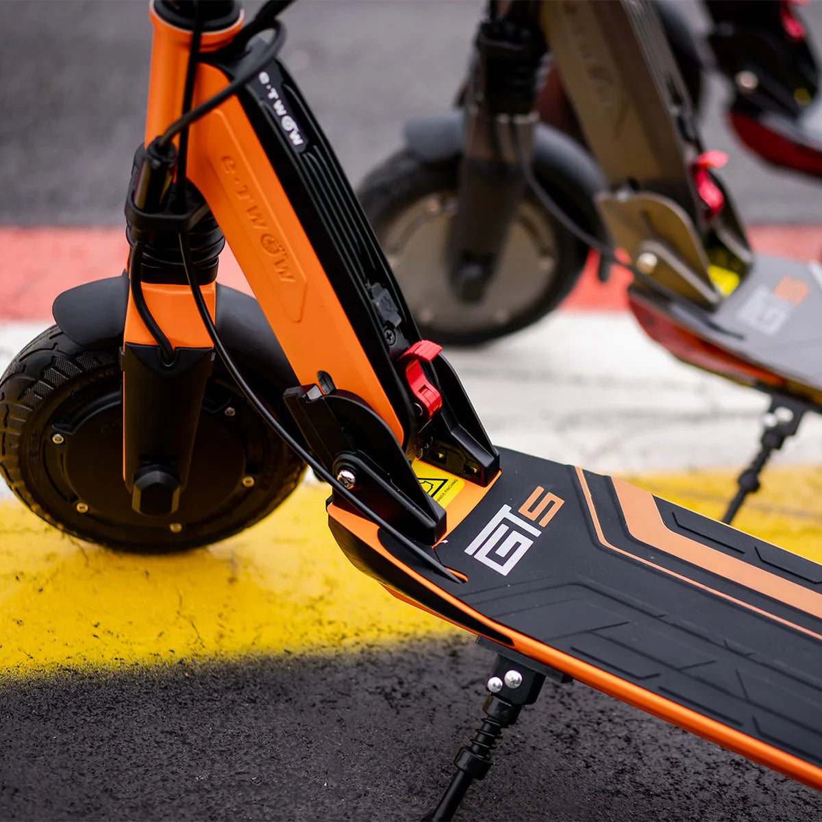 Newest Original E-TWOW GT sport version 700W motor 48V 9.6 Ah E TWOW Li-ion Battery electric scooter